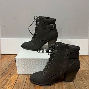 NEW Daisy Fuentes High Heel Booties